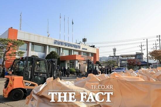 경기 연천군이 지난 5일 군남면 행정복지센터 앞에서 2025년산 공공비축미곡 건조벼 매입을 본격적으로 시작하고 있다. /연천군