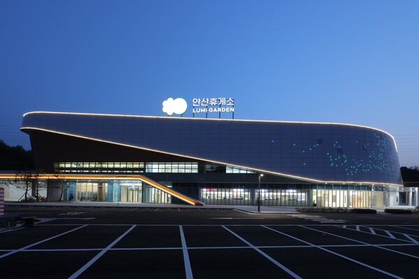 풀무원이 본업인 두부 외에도 휴게소·공항 F&B(식음료) 사업을 통해 캐시카우를 만들어 가고 있다. 이를 영위하는 곳은 풀무원 자회사 풀무원푸드앤컬처로 고객 경험에 힘을 주었다. 사진은 풀무원푸드앤컬처가 운영하는 안산휴게소. /풀무원