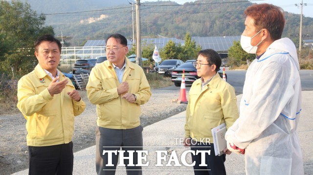 이학수 정읍시장과 김종훈 전북도 경제부지사가 5일 정읍시 거점소독시설을 방문해 고병원성 조류인플루엔자 방역 상황을 점검했다. /정읍시