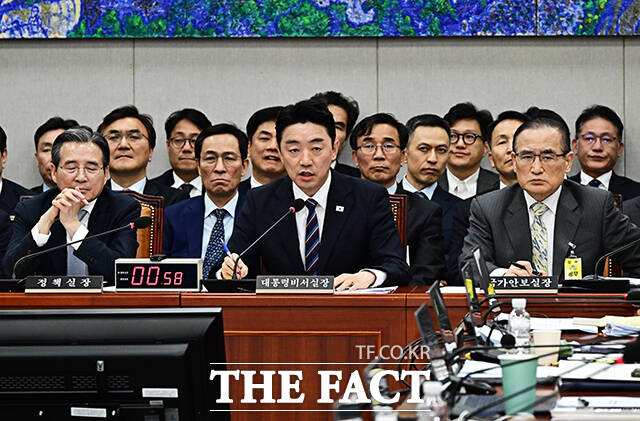 질의에 답변하는 강훈식 대통령 비서실장(가운데).