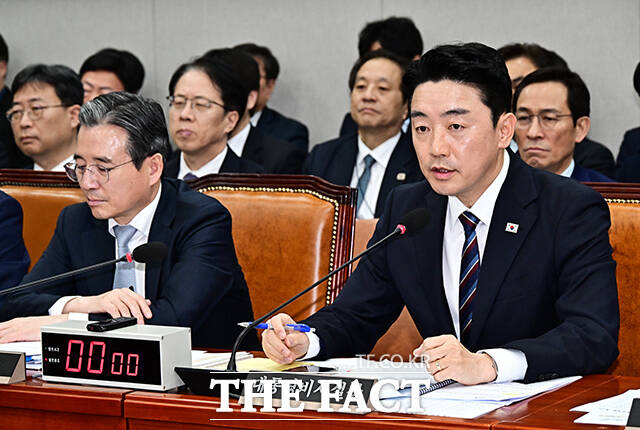 김현지 불출석 관련 질의데 답변하는 강훈식 대통령 비서실장.