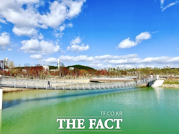 대전 갑천생태호수공원이 개장 한 달여 만에 누적 방문객 22만 명을 돌파했다. 사진은 갑천생태호수공원 전경. /대전시