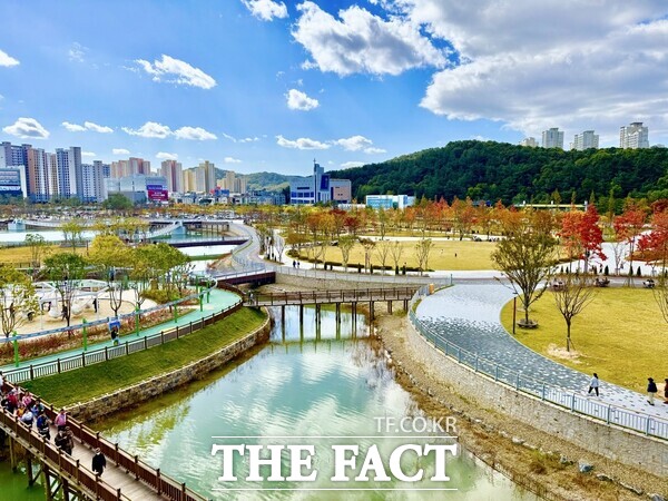 대전 갑천생태호수공원이 개장 한 달여 만에 누적 방문객 22만 명을 돌파했다. 사진은 갑천생태호수공원 전경. /대전시