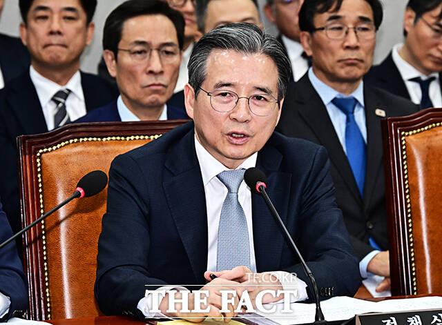 질의에 답변하는 김용범 대통령 정책실장.