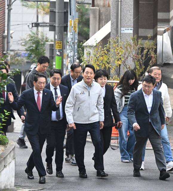 오세훈 서울시장이 6일 오전 성북구 장위13구역 재정비촉진사업 현장을 방문해 일대를 점검하고 있다. /서울시