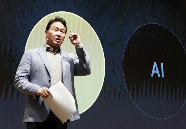 SK그룹이 6~8일 경기 이천 SKMS연구소에서 CEO 세미나를 개최한다. 사진은 최태원 SK그룹 회장이 지난해 10월 31일부터 11월 2일까지 진행된 CEO 세미나에 참석해 발언하는 모습. /SK그룹