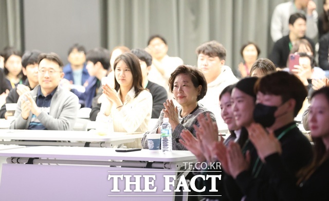 지난해 2월 현정은 현대그룹 회장이 현대그룹 사옥에서 열린 한낮의 재즈콘서트 현장에 방문해 임직원들과 공연을 함께 즐기는 모습. /현대그룹