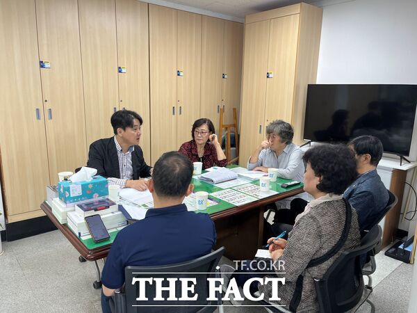 대전 중구는 대흥동 뉴빌리지 사업지구 내 자율주택정비사업, 개별 재건축사업, LH매입임대주택사업 등을 희망하는 주민을 대상으로 전문 컨설팅을 11월부터 운영중이다. 사진은 컨설팅 진행 모습. /대전 중구