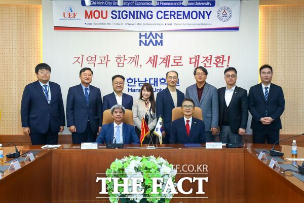 한남대학교와 베트남 호치민시 경제금융대학교가 6일 한남대 본관 2층 대회의실에서 위성 및 인공지능 기반의 공동연구를 위한 업무협약을 체결했다. /한남대학교