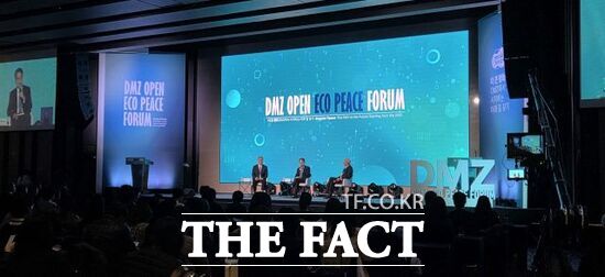 지난 3일 경기 고양시 소노캄 고양에선 열린 ‘DMZ OPEN 에코피스포럼’에서 ‘정의란 무엇인가’의 저자 마이클 샌델 교수(오른쪽)와 김동연 경기도지사(가운데), 최재천 이화여대 석좌교수가 대담을 진행하고 있다. /경기도