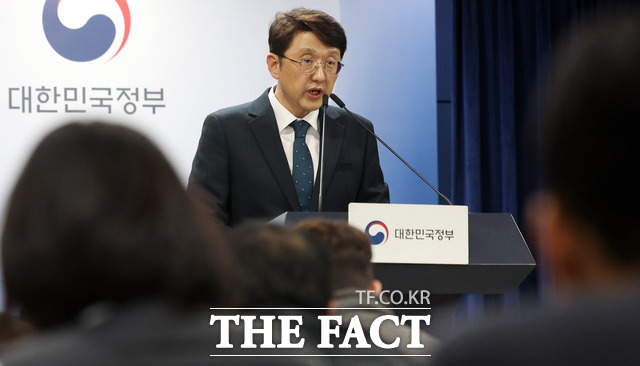 6일 오후 서울 종로구 정부서울청사에서 최우혁 과학기술정보통신부 네트워크정책실장이 KT 침해사고 중간결과 발표를 하고 있다. /뉴시스