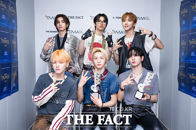 <더팩트>가 주최하고 팬앤스타와 더스퀘어이엔엠이 주관하는 2025 더팩트 뮤직 어워즈(THE FACT MUSIC AWARDS, TMA)가 20일 오후 마카오 아웃도어 퍼포먼스 베뉴에서 열린 가운데 그룹 보이넥스트도어(BOYNEXTDOOR)가 인터뷰에 앞서 포즈를 취하고 있다. /박헌우 기자