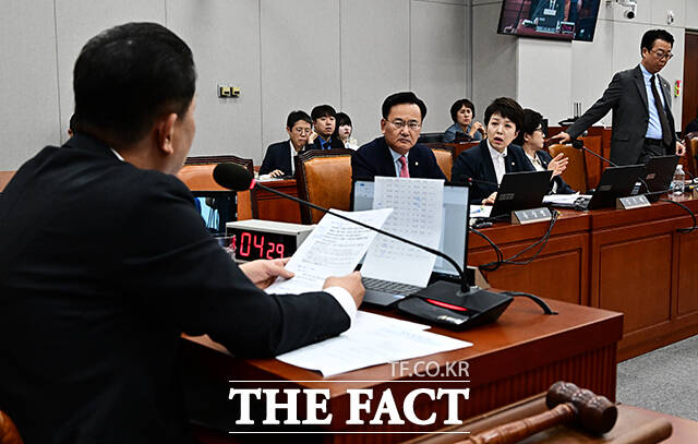 김병기 운영위원장에게 항의하는 김은혜 국민의힘 의원(가운데).