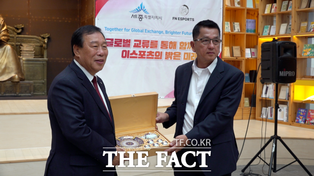최민호 시장(왼쪽)인 6일 시청 책 문화센터에서 태국 이스포츠 관계자인 피쳇 기드위차이_SSRU_교수(오른쪽)를 만나 이스포츠를 매개로 한 긴밀한 국제적 협력을 모색했다. /세종시