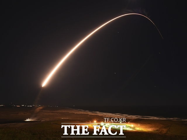 미국이 5일(현지시간) 미국 캘리포니아주 반덴버그 우주군기지에서 대륙간탄도미사일(ICBM)을 핵탄두 없이 시험 발사했다. 사진은 지난 2021년 2월 23일 미국 캘리포니아 반덴버그 공군기지(현 우주군기지)에서 발사된 미니트맨3 미사일. /AP.뉴시스
