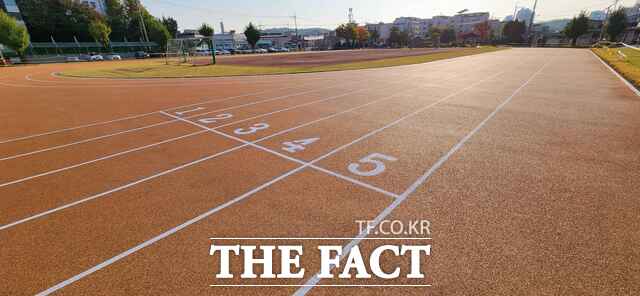 우레탄 트랙을 철거하고 친환경 탄성 바닥재 트랙으로 교체한 당진초등학교 운동장 전경 /당진시