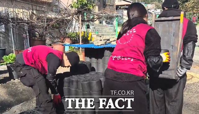 5일 오승혁의 현장은 봉사자들의 열기로 추위가 녹았던 연탄 나눔 현장을 취재했다. /서울 노원구=오승혁 기자