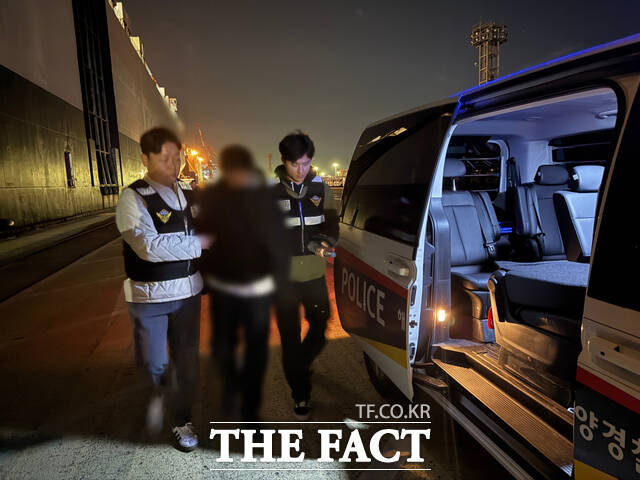 여수해양경찰이 선상 살인미수 사건 피의자를 체포하고 있다. /여수해양경찰서