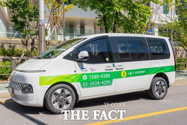 서울시설공단은 오는 13일 열릴 2026학년도 대학수학능력 시험을 치르는 장애인 수험생을 위해 장애인콜택시 우선 배차 서비스를 제공한다./서울시