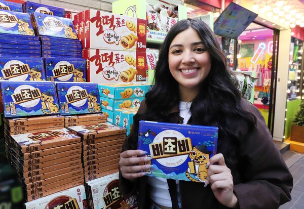 오리온은 외국인 관광객들로부터 자사 제품인 비쵸비 인기가 높아지자 생산량을 60만 개로 확대하기로 했다. /오리온