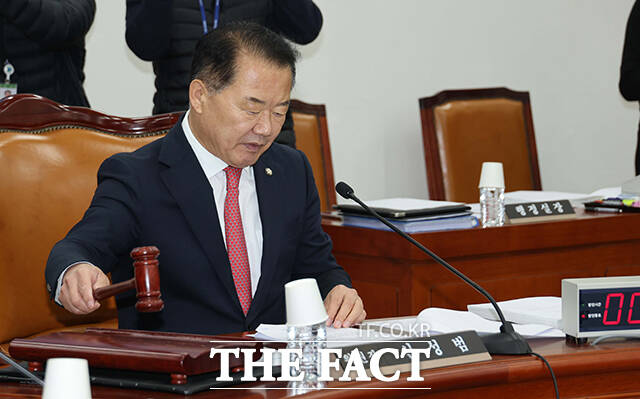 의사봉 두드리는 신성범 국회 정보위원장.