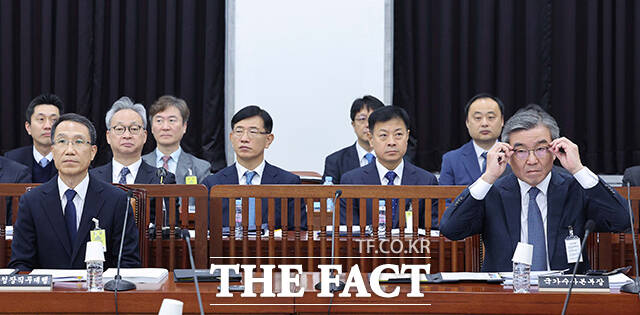 유재성 경찰청장 직무대행(왼쪽)과 박성주 국가수사본부장이 6일 서울 여의도 국회 정보위원회에서 열린 경찰청에 대한 국정감사에 출석해 감사 진행을 기다리고 있다. /국회=배정한 기자