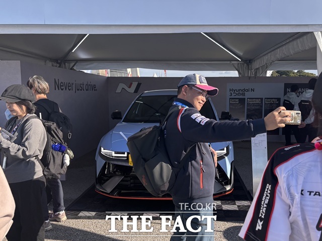 토요타 스타디움에 마련된 현대 N 부스에서 관람객들이 기념 촬영을 하고 있다. /황지향 기자