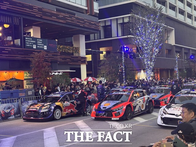 6일 일본 아이치현 토요타시 토요타역 앞에서 랠리카들이 도열하고 있다. 오프닝 세리머니를 앞두고 시민과 팬들이 몰려들었다. /아이치현=황지향 기자