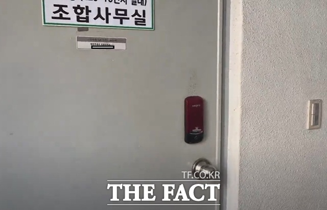 6일 오승혁의 현장은 이틀 전 살인사건이 발생한 서울 강동구 천호동 재개발조합 사무실 현장을 찾아 사건 후 분위기를 취재했다. 현장이 말끔히 청소된 가운데 조합 사무실의 문은 굳게 닫혀 있었다. /서울 강동구=오승혁 기자