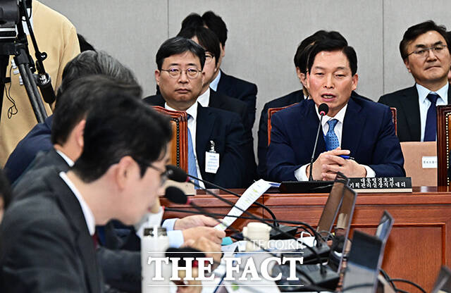 질의에 답변하는 강병인 경호처 기획관리실장 직무대리(오른쪽).