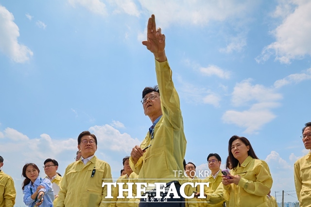 이재명 대통령은 6일 오후 강원도를 방문해 관·군의 산불 진화 장비와 대응체계를 점검했다. 이 대통령이 7월 14일 오후 충북 청주시 흥덕구 오송읍 궁평2지하차도 참사 현장을 찾아 설명을 듣고 있다. /대통령실