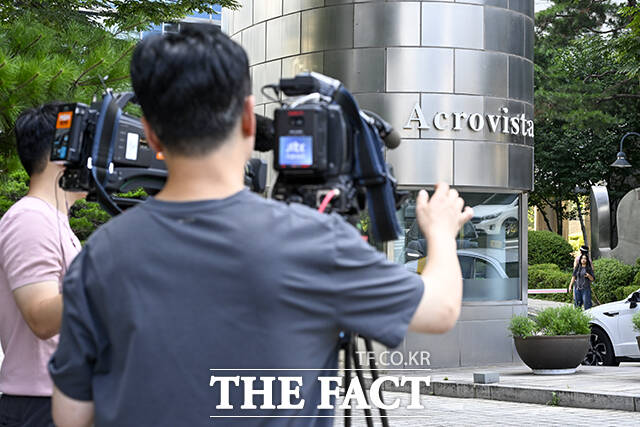 김건희 여사 연루 의혹을 수사하는 민중기 특별검사팀이 대통령실 관저 이전 특혜 의혹과 관련해 김 여사의 사저를 압수수색하고 있다. 김건희 여사의 각종 의혹을 수사 중인 특별검사팀이 윤석열 전 대통령 부부의 자택에 대해 압수수색에 착수한 지난 7월25일 오전 서울 서초구 아크로비스타 앞에서 취재진이 대기하고 있다. /장윤석 기자