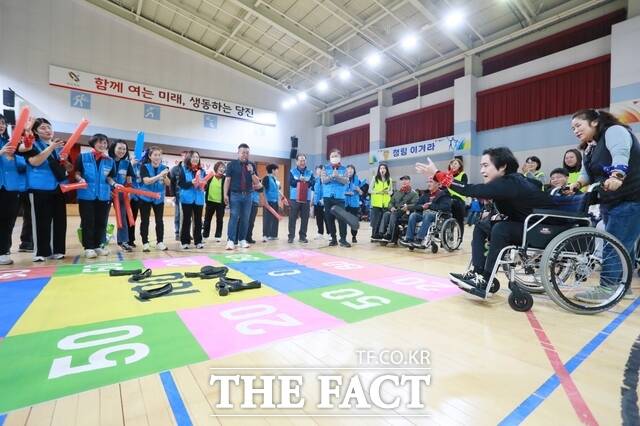 현대제철 당진제철소가 6일 송악문화스포츠센터 실내체육관에서 장애인과 비장애인이 함께하는 행복 Day 운동회를 개최했다. /현대제철