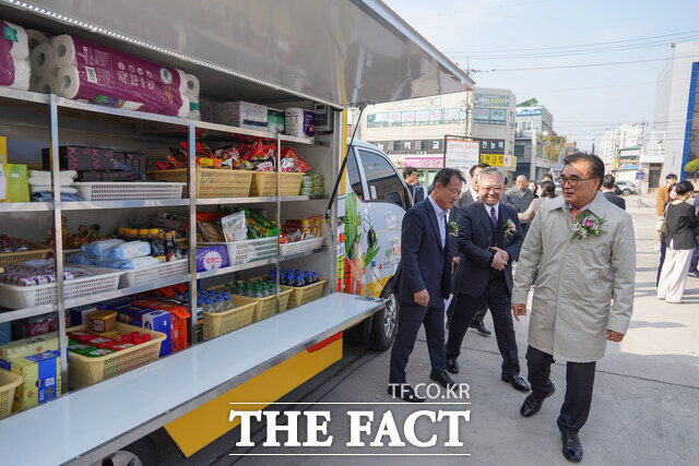 김기웅 서천군수(오른쪽)가 5일 열린 찾아가는 황금마차 출정식에 참가하고 있다. /서천군