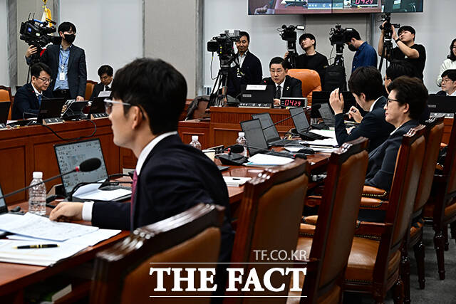 발언하는 김병기 운영위원장(가운데).