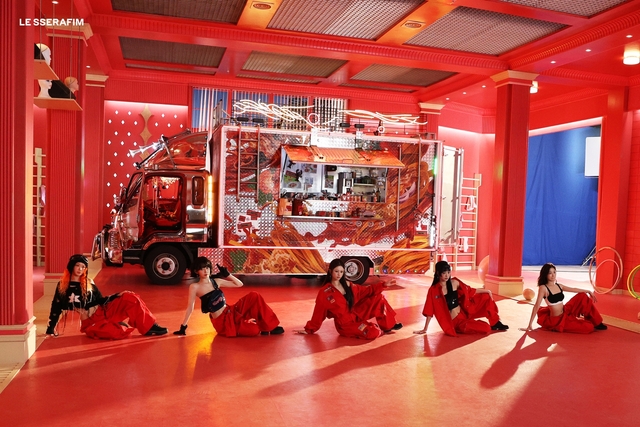 르세라핌의 신곡 SPAGHETTI는 음악과 퍼포먼스 가사 뮤직비디오 등 모든 부분에 B급 감성과 시니컬한 유머가 존재한다. 이는 르세라핌의 유쾌함을 한층 돋보이게 만드는 요인으로 작용하고 있다./쏘스뮤직