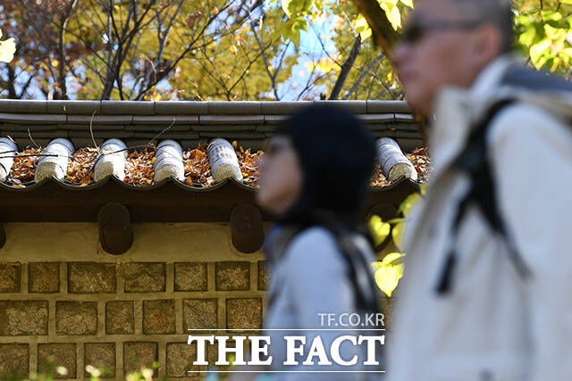 겨울의 시작을 알리는 입동이자 7일은 내륙을 중심으로 낮과 밤의 기온차가 15도 안팎으로 크겠고, 짙은 안개가 끼는 곳이 많겠다. 강원은 늦은 오후부터 비가 예보돼 있다. 사진은 서울 중구 덕수궁 돌담길의 담장 처마 위에 낙엽이 쌓여 있는 모습. /서예원 기자