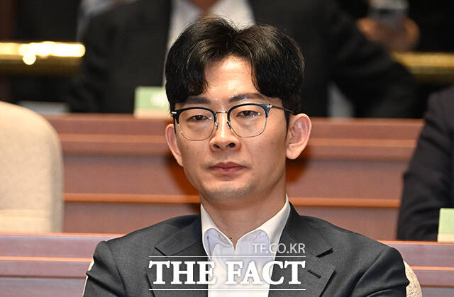 박충권 국민의힘 의원은 6일 영부인 김혜경 여사를 겨냥해 법카로 과일 구매하고, 집에서 코끼리 키우신 김혜경 여사가 있다는 이야기는 하지 않겠다고 비꼬았다. 박 의원이 4월 4일 오후 서울 여의도 국회에서 열린 국민의힘 의원총회에 참석하고 있다. /국회=박헌우 기자