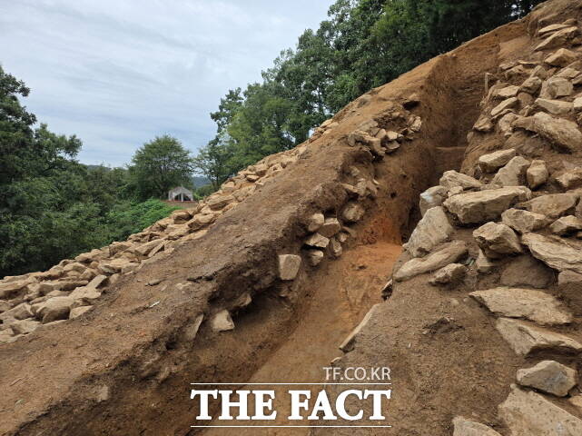 세종시 전동면 송성리 이성 토축성벽 전경. /세종시