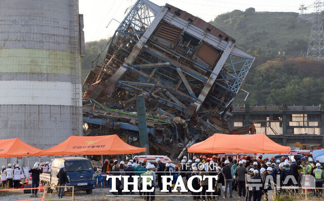 6일 오후 울산 남구 용잠동 한국동서발전 울산화력발전소에서 대형 구조물이 무너지는 사고가 발생해 소방관 등 관계자들이 매몰자들을 구조하고 있다. /뉴시스