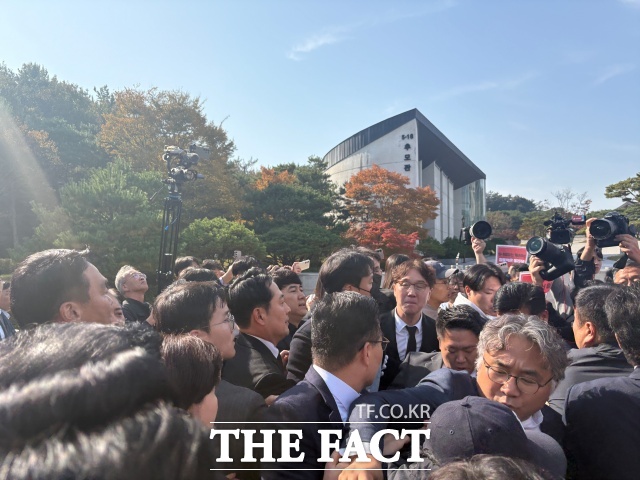 장동혁 국민의힘 대표가 6일 광주를 찾아 국립 5·18 민주묘지를 참배하려고 했지만 광주 시민단체의 반발로 끝내 참배하지 못하고 돌아갔다. /광주=김수민 기자