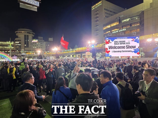 일본 토요타역 앞에서 열린 WRC 랠리 재팬 2025 오프닝 세리머니 현장. 시민과 팬들로 도로가 가득 메워졌다. /황지향 기자