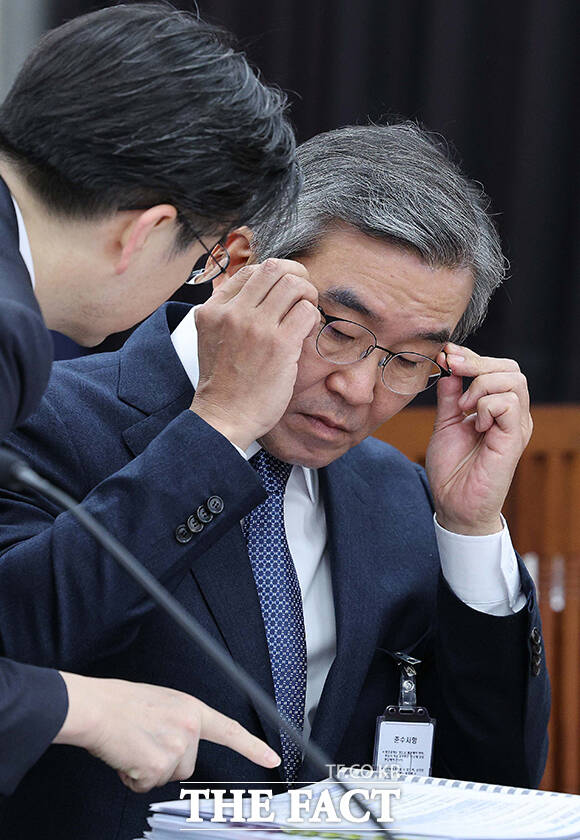 자료 검토하는 박성주 국수본부장.