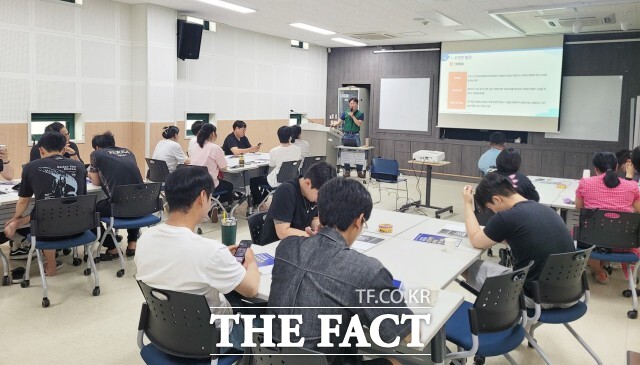 정읍시 농업기술센터가 2026년도 청년농업인 영농정착지원사업 대상자 선발을 위해 올해 오는 12월 11일까지 온라인 신청 접수를 받는다고 6일 밝혔다. 사진은 청년농업인 영농정착 역량강화 교육. /정읍시