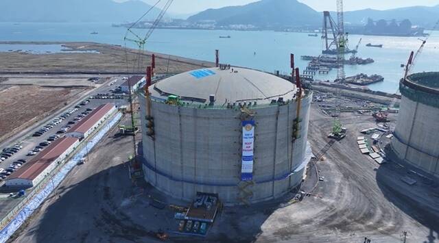 동북아엘엔지허브터미널이 지난 5일 여수시 묘도 소재 동북아 LNG 허브 터미널 건설현장에서 LNG 저장탱크 지붕을 설치하고, 이를 기념하는 상량식을 개최했다. /BS한양