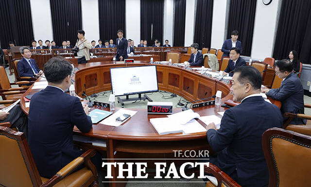 정보위는 이날 오전 경찰청과 국가수사본부에 대한 국정감사를 실시한 후 오후에는 국방정보본부 현장 시찰에 나설 방침이다.