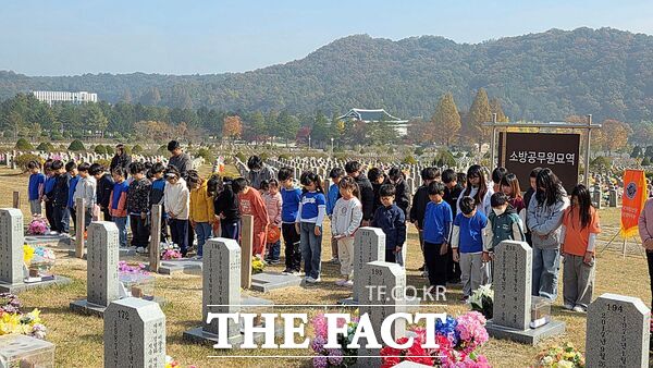 대전소방본부는 6일 한국119청소년단 대전지부 소속 초등학생 단원과 지도교사, 소방공무원 등 80여 명이 오는 9일 제63주년 소방의 날을 앞두고 국립대전현충원을 방문해 참배했다. /대전시