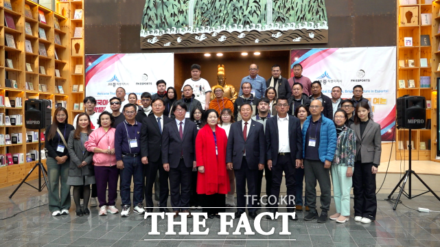 세종시가 6일 시청 책 문화센터에서 세종시 연고구단 ‘에프엔(FN)세종’과 함께 35명의 태국 이스포츠 관계자를 만나 이스포츠를 매개로 한 긴밀한 국제적 협력을 모색한 가운데 관계자들이 기념촬영을 하고 있다. /세종시