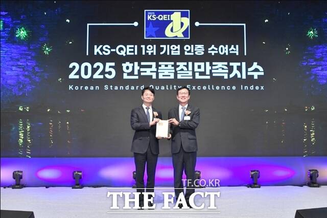 지난달 28일 한국품질만족지수 1위 기업 인증식에서 조도현 GS칼텍스 상무(왼쪽)와 문동민 회장이 기념패를 들고 있다. /GS칼텍스