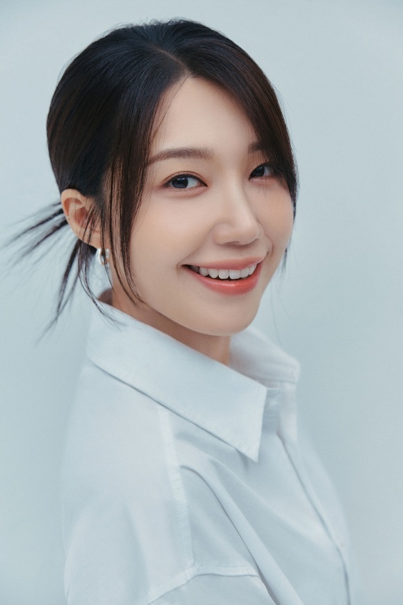 가수 겸 배우 정은지가 얄미운 사랑에서 AI(인공 지능) 수지 역을 맡아 목소리 출연 중이다. /빌리언스